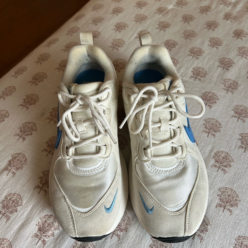 nike tennis shoes (women)